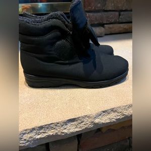 Toe Warmers Waterproof Boots - Size 9 (pre-owned)